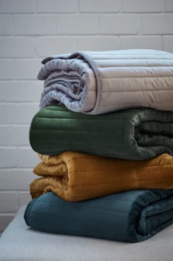 KAAT Confer Gold Tagesdecke 180x260 -Deutschland Vtwonen Verkaufs-Shop confer gold 01 mood scaled