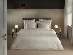 Heckett & Lane Banda Bettwäsche Beige 7 Heckett & Lane Banda Bettwäsche Beige -Deutschland Vtwonen Verkaufs-Shop heckett lane dekbedovertrek katoen satijn banda off white sfeer 1 kopie