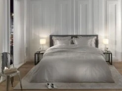 Heckett & Lane Diamante Bettwäsche Gletscher-Grau 7 Heckett & Lane Diamante Bettwäsche Gletscher-Grau -Deutschland Vtwonen Verkaufs-Shop heckett lane dekbedovertrek katoen satijn diamante glacier grey sfeer 1