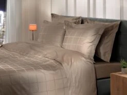 Heckett & Lane Diamante Bettwäsche Taupe Grau 8 Heckett & Lane Diamante Bettwäsche Taupe Grau -Deutschland Vtwonen Verkaufs-Shop heckett lane dekbedovertrek katoen satijn diamante taupe grey sfeer 2