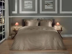 Heckett & Lane Punto Bettwäsche Taupe Grau -Deutschland Vtwonen Verkaufs-Shop heckett lane dekbedovertrek katoen satijn punto taupe grey sfeer 1