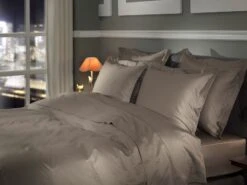 Heckett & Lane Punto Bettwäsche Taupe Grau -Deutschland Vtwonen Verkaufs-Shop heckett lane dekbedovertrek katoen satijn punto taupe grey sfeer 2