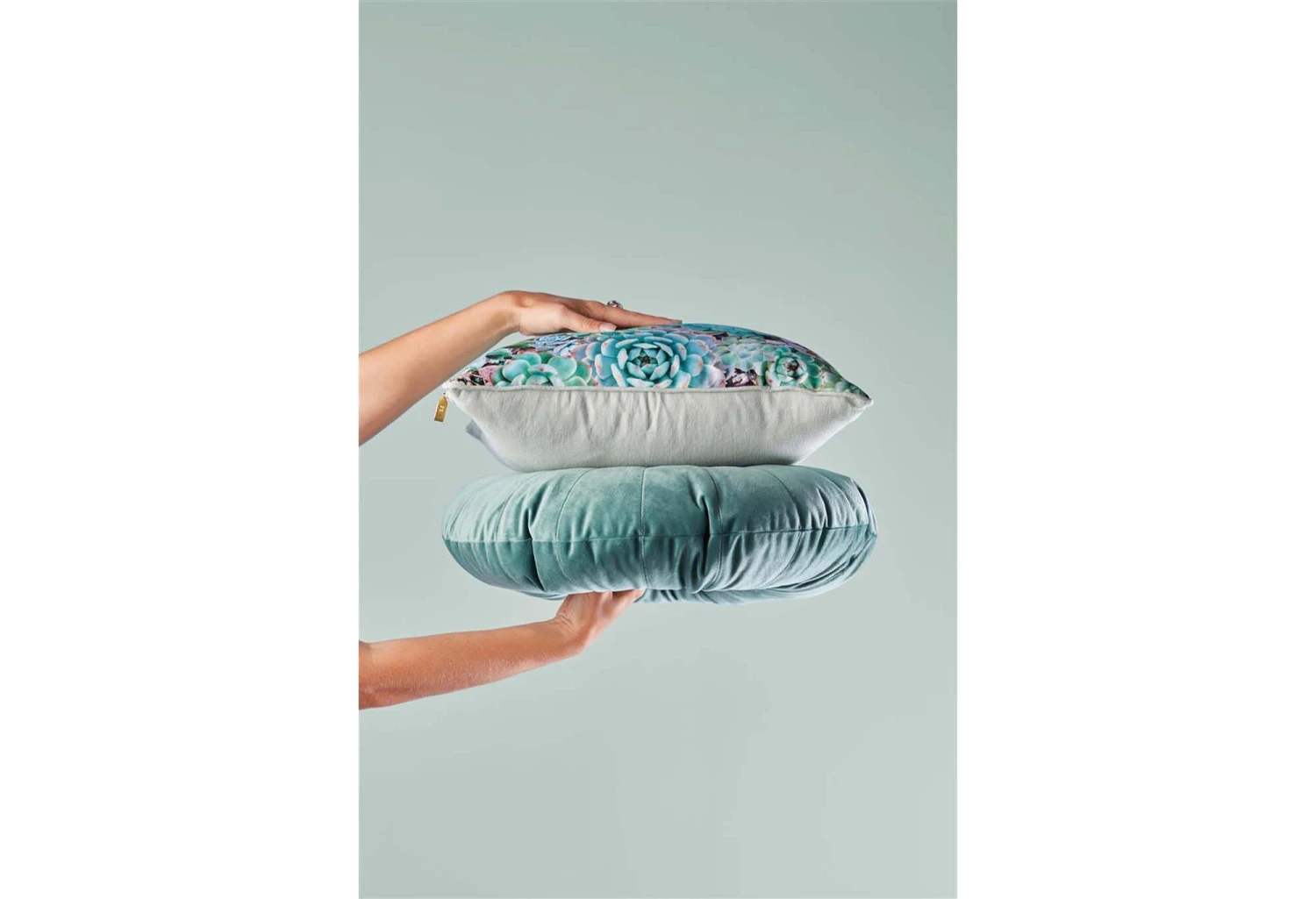 KAAT Amsterdam Mandarin Grau-Grün Kissen 4 KAAT Amsterdam Mandarin Grau-Grün Kissen – Bild 4